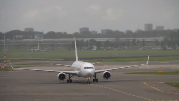 Tui Fly Boeing 767 pojíždění po přistání — Stock video