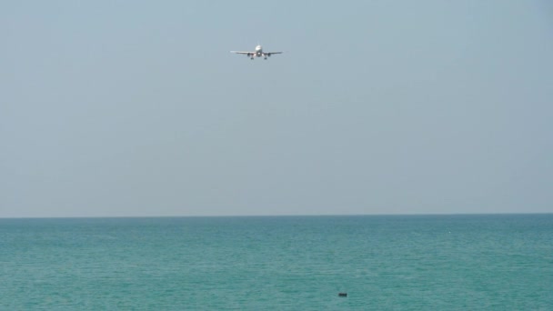 Flugzeug im Anflug über Ozean — Stockvideo