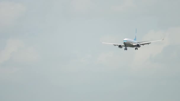 Ретро-лайнер Boeing 737 авиакомпании KLM совершил посадку — стоковое видео