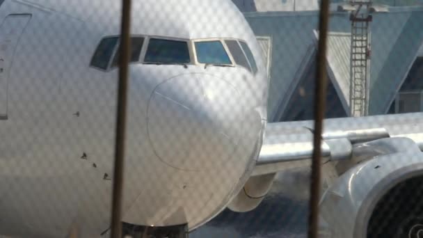 Vliegtuig draai baan voor vertrek — Stockvideo