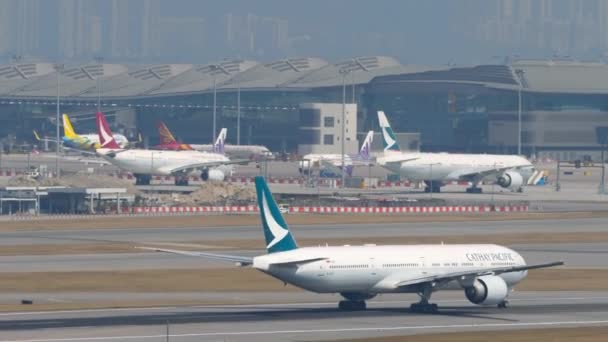 Hong Kong Uluslararası Havaalanı 'ndan kalkan uçak. — Stok video