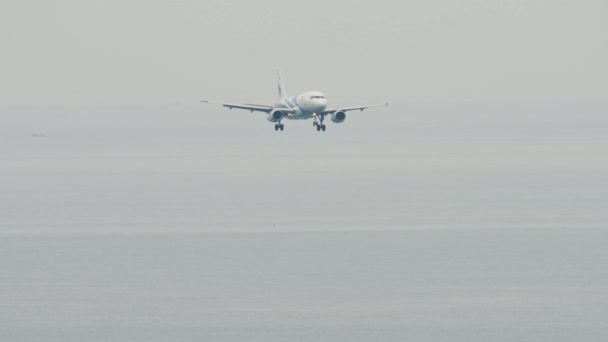 Airbus 320 acercándose sobre el océano — Vídeos de Stock