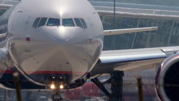 Avión en rodaje antes de la salida — Vídeos de Stock