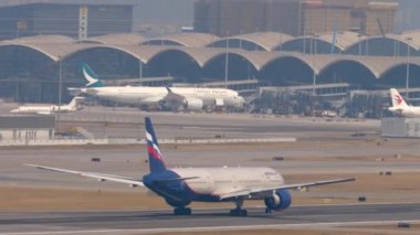 Boeing 777 Hong Kong 'dan ayrılıyor.