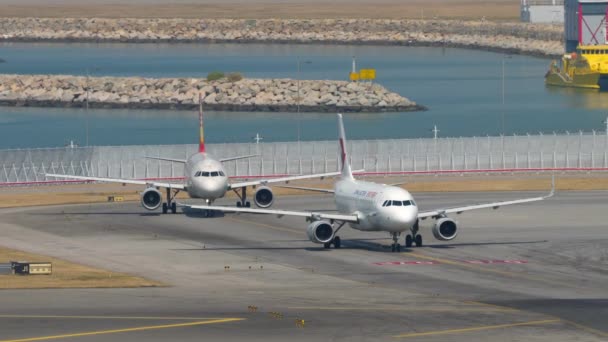 Letadla čekající před odletem z mezinárodního letiště v Hong Kongu — Stock video