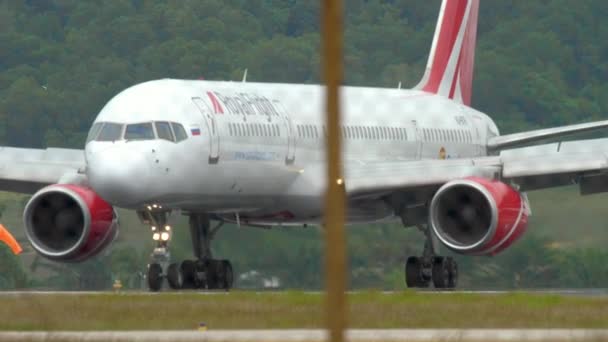 Boeing 757 rodaje después del aterrizaje — Vídeos de Stock