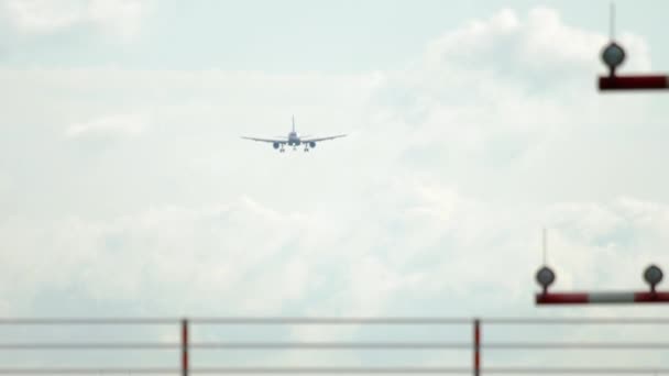 Flygplan som närmar sig före landning — Stockvideo