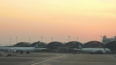 Chek Kap Kok Hong Kong Uluslararası Havaalanında günbatımı