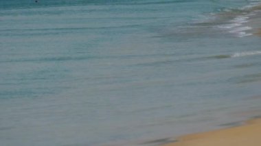 Masmavi dalgalar kıyıya Nai Harn Beach haddelenmiş