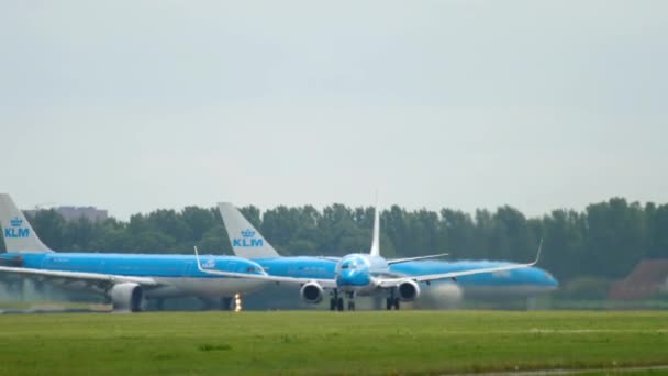 KLM Boeing 737 вилетів. — стокове відео