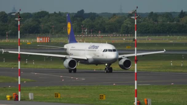 Avion circulant avant le départ — Video