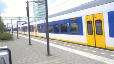 Banliyö treni istasyona varır.