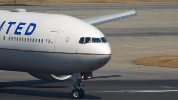 Boeing 777 United Airlines na międzynarodowym lotnisku w Hongkongu — Wideo stockowe