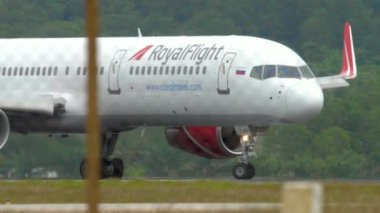 Boeing 757 inişten sonra kalkıyor.