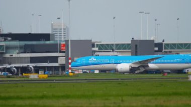 Uçak servise çekiliyor.