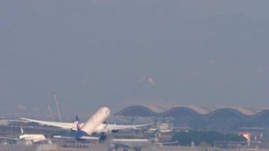 Boeing 777 Hong Kong 'dan ayrılıyor.