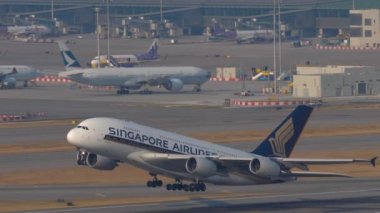 Singapur Havayolları Airbus A380 Hong Kong 'dan kalkıyor.