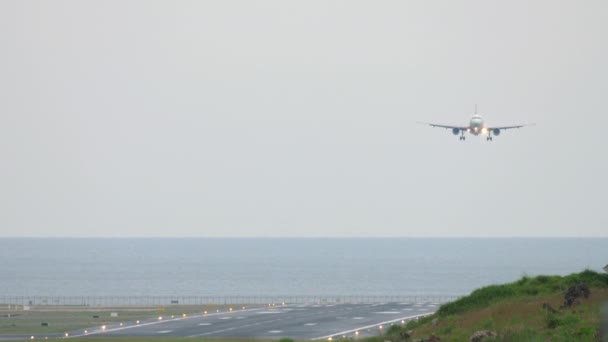 Vliegtuig nadert voor de landing — Stockvideo