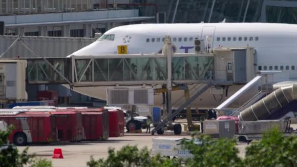 Пассажиры авиакомпании Thai Airways Boeing 747 — стоковое видео