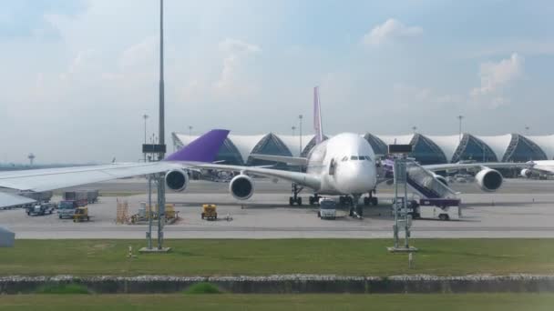 Samolot kołowania na lotnisku Suvarnabhumi, Bangkok — Wideo stockowe