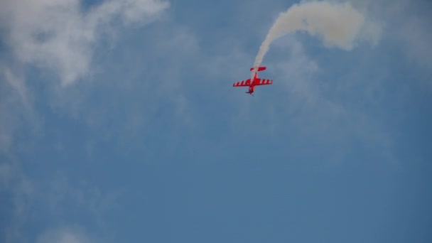 Wereldkampioen doet aerobatics — Stockvideo