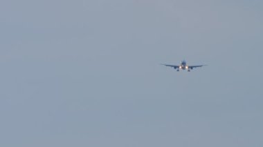 Okyanus üzerinden yaklaşan uçak.