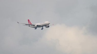 Uçak inmeden önce yaklaşıyor.
