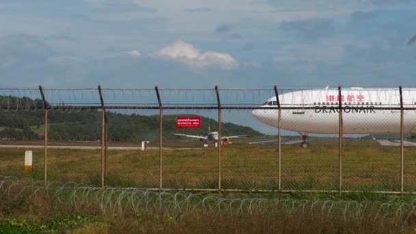 Trafiken på Phukets internationella flygplats — Stockvideo