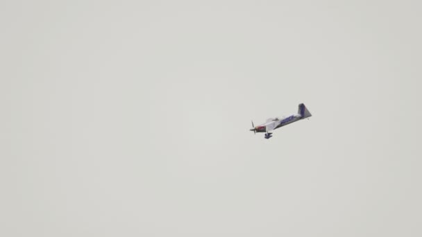 Red Bull бросает вызов самолету на сцене — стоковое видео