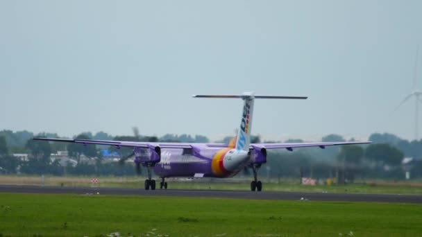 Bombardero Dash 8 Q400 Salida del Flybe — Vídeos de Stock