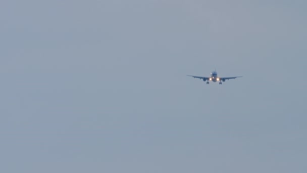 Flugzeug im Anflug über Ozean — Stockvideo