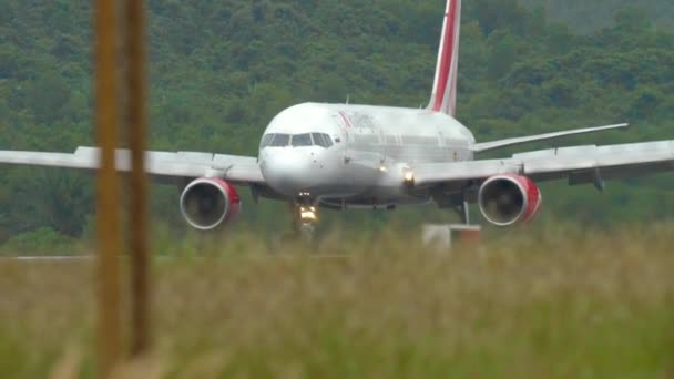 Boeing 757 gurulás leszállás után — Stock videók