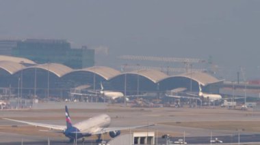 Boeing 777 Hong Kong 'dan ayrılıyor.