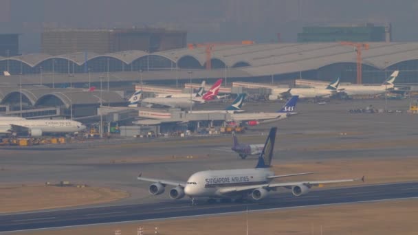 Singapore Airlines Airbus A380 vertrek uit Hong Kong — Stockvideo