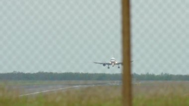 Jet uçağı inmeden önce yaklaşıyor.