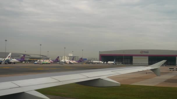 Suvarnabhumi havaalanında uçak taksi, Bangkok — Stok video