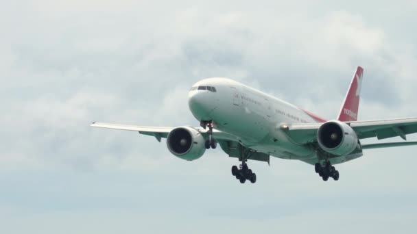Boeing 777 acercándose sobre el océano — Vídeos de Stock