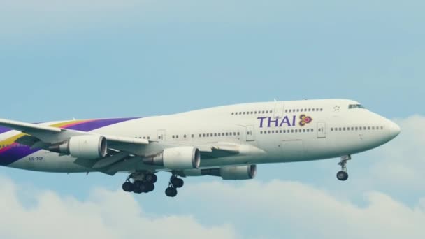 Thai Airways Boeing 747 approche au-dessus de l'océan — Video