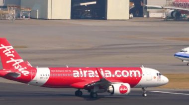 Hong Kong Uluslararası Havaalanı 'ndan kalkan uçak.