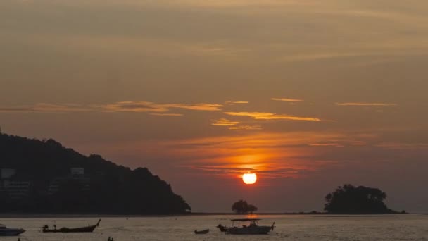 Zonsondergang landschap bij Phuket — Stockvideo