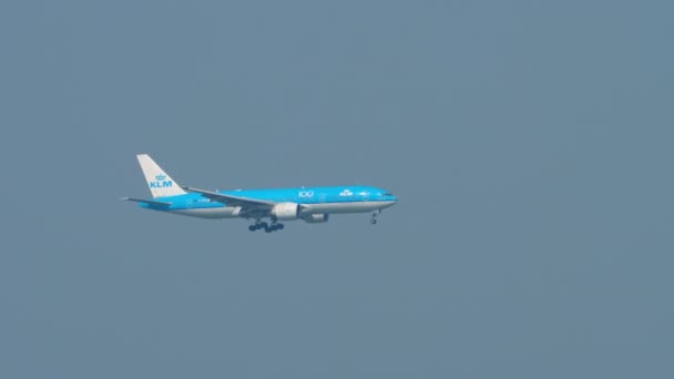 Boeing 777 Hong Kong uluslararası havaalanına yaklaşıyor. — Stok video