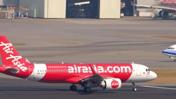 Salida del avión desde el aeropuerto internacional de Hong Kong — Vídeos de Stock