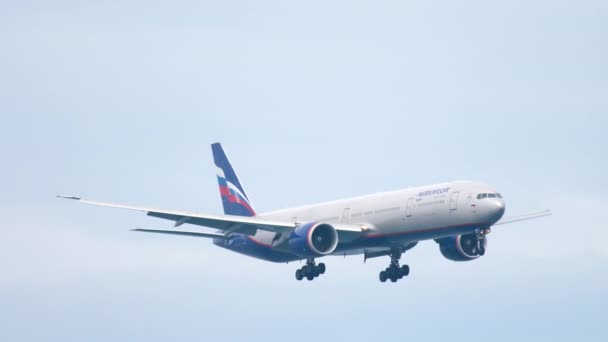 Aeroflot Boeing 777 se aproximando sobre o oceano — Vídeo de Stock