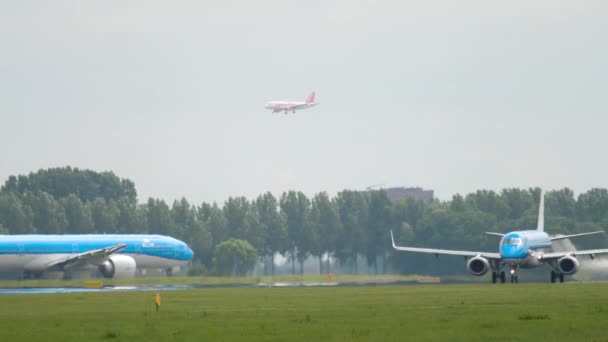 KLMシティホッパーエンブラエル190離陸 — ストック動画
