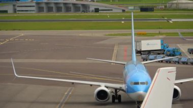 TUI Fly Boeing 737 inişten sonra taksicilik yapıyor.