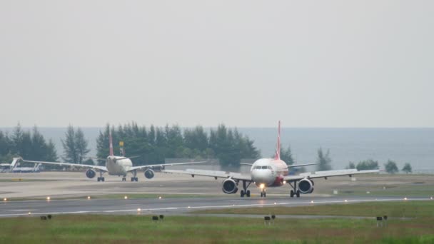 Airbus A320 rodaje en el aeropuerto de Phuket — Vídeos de Stock