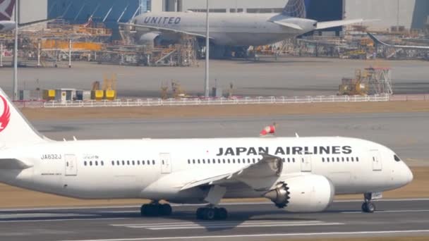 Flygplanets avgång från den internationella flygplatsen i Hongkong — Stockvideo