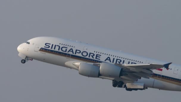 シンガポール航空エアバスA380香港発 — ストック動画