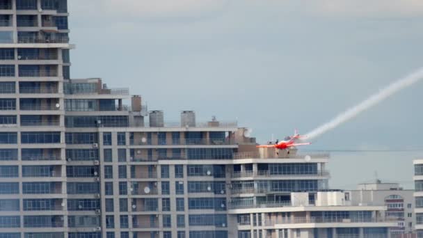 Wereldkampioen doet aerobatics — Stockvideo