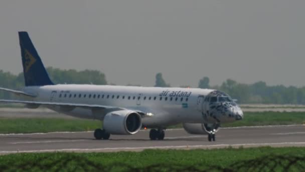 Taxning av Air Astana Embraer — Stockvideo